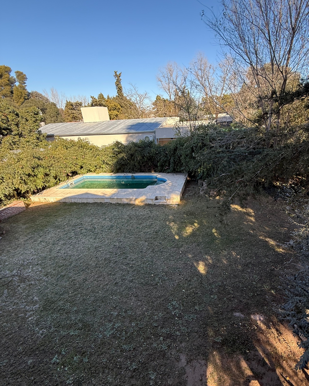 Casa de dos plantas con parque forestado