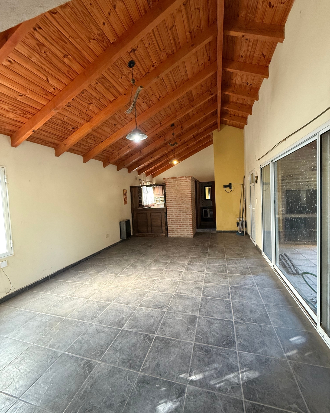 Casa de dos plantas con parque forestado