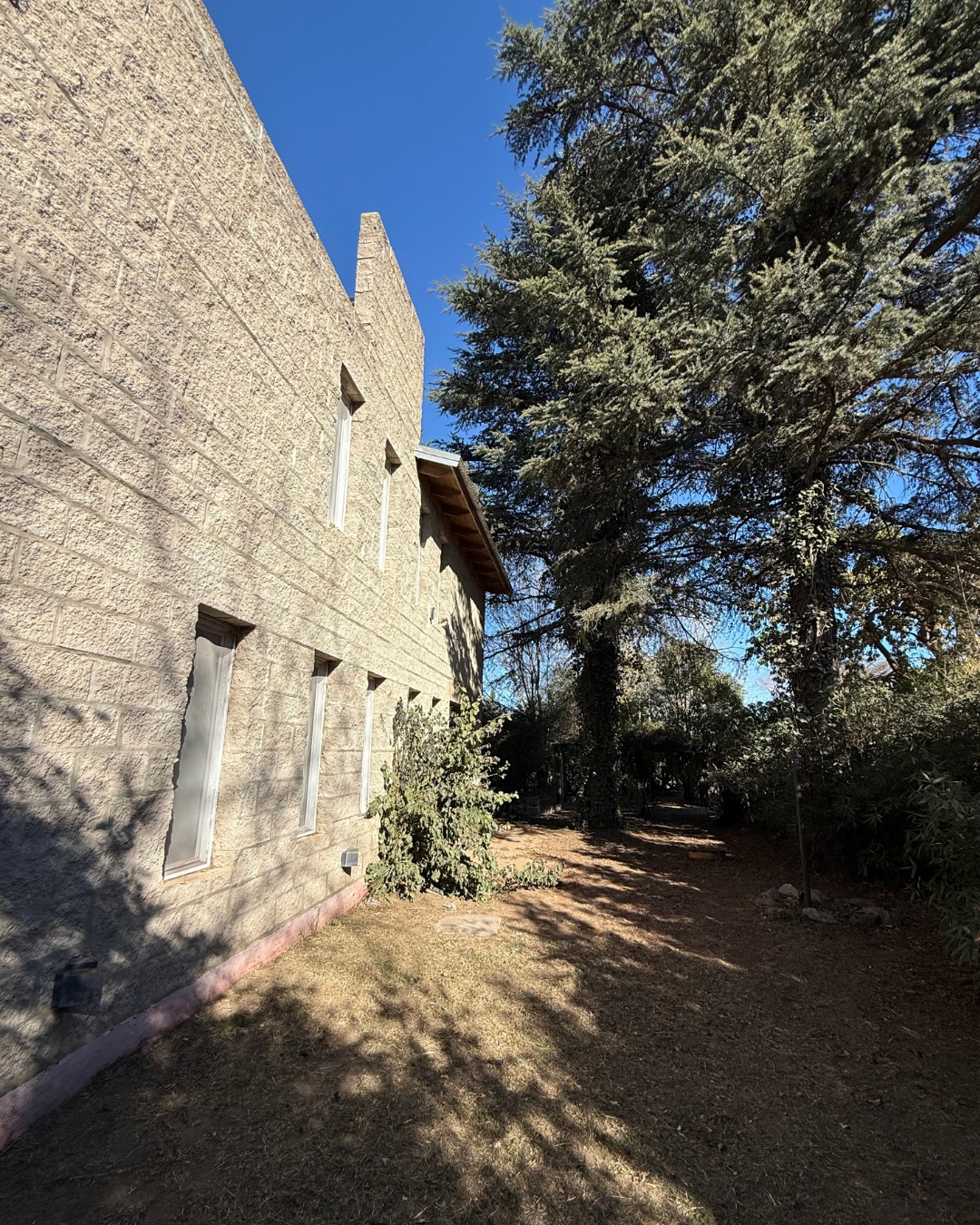 Casa de dos plantas con parque forestado