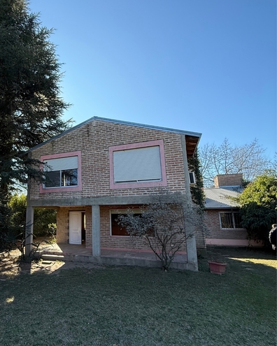 Casa de dos plantas con parque forestado
