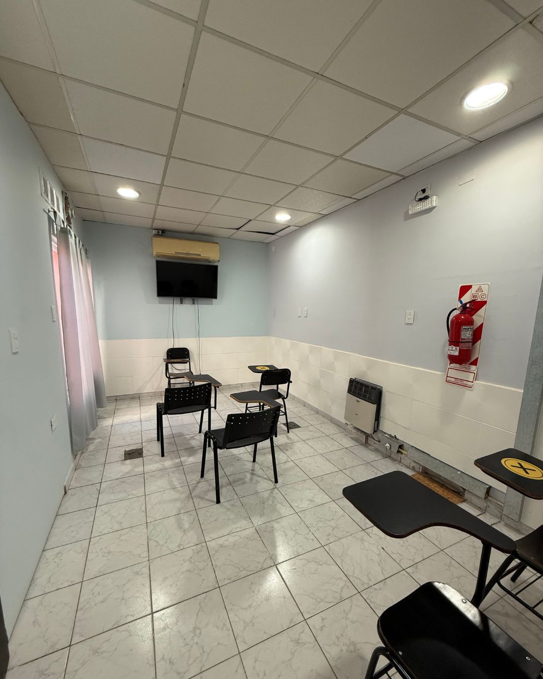 Salón Comercial con oficinas