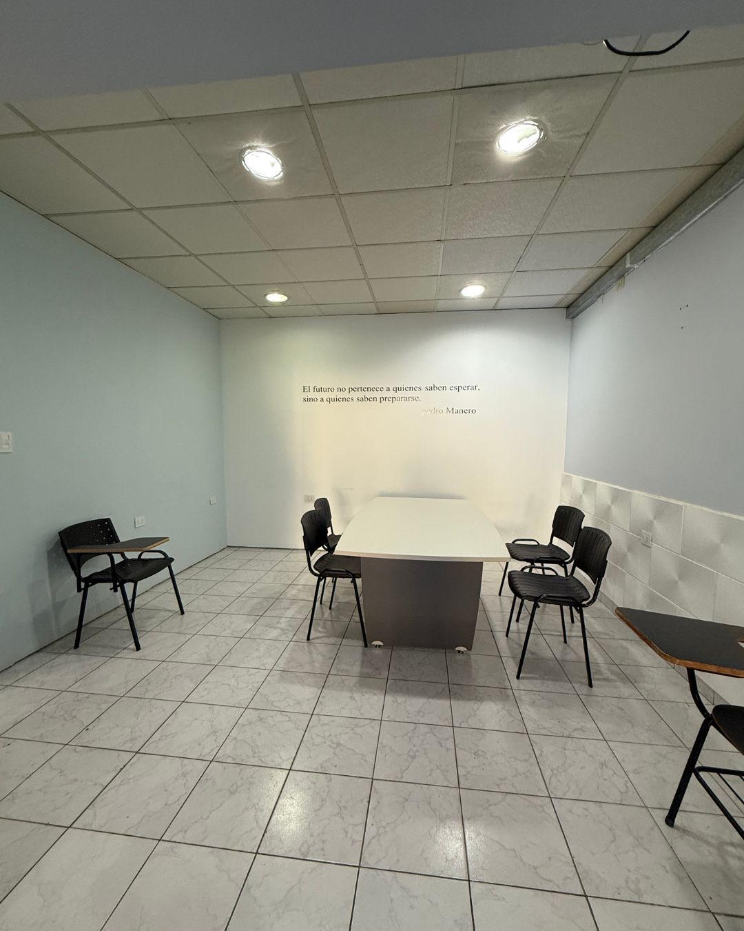 Salón Comercial con oficinas
