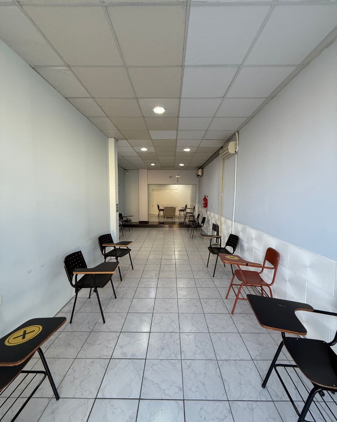 Salón Comercial con oficinas