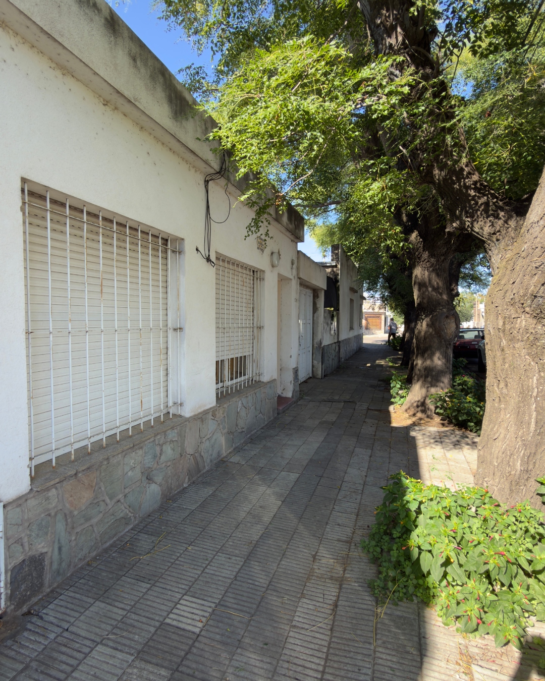 Casa en esquina + Depto