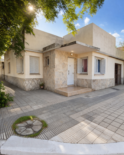 Casa en esquina + Depto