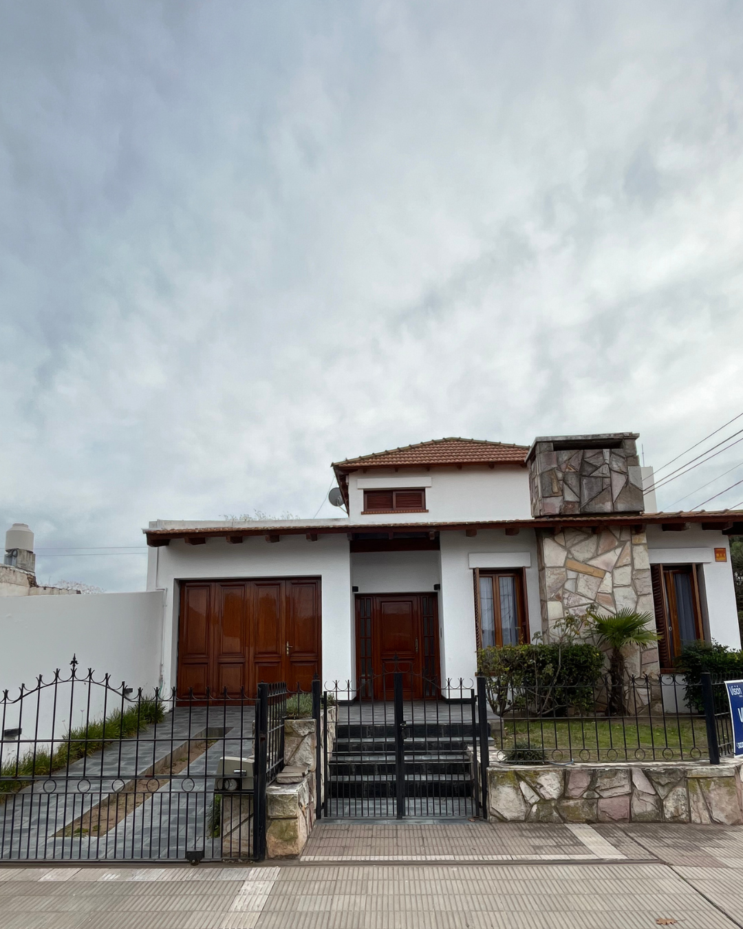Casa de dos plantas en esquina
