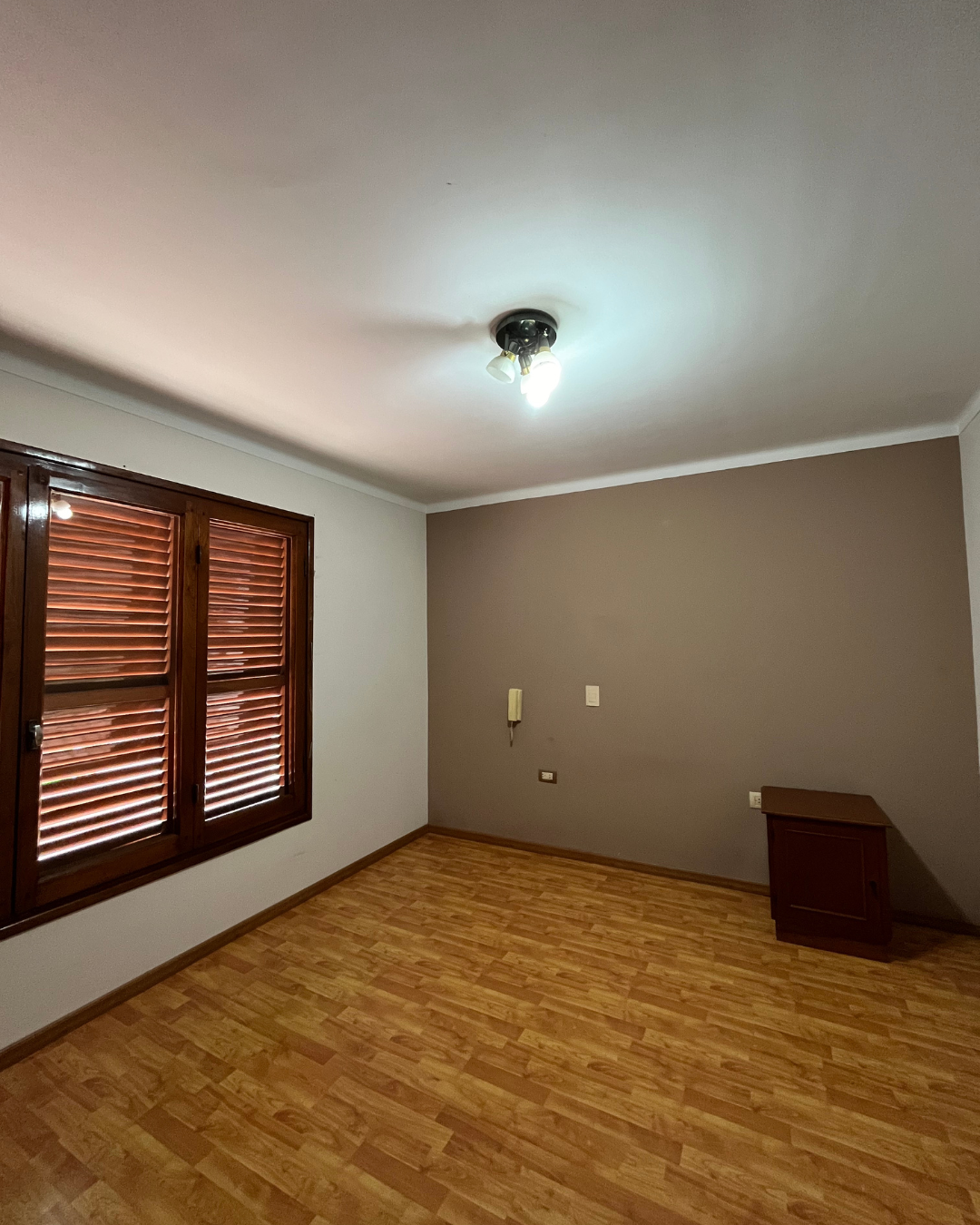 Casa de dos plantas en esquina