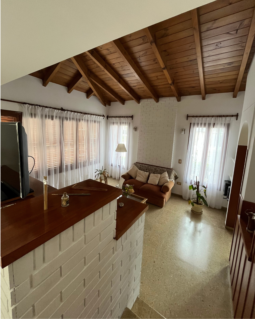 Casa de dos plantas en esquina