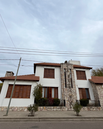 Casa de dos plantas en esquina